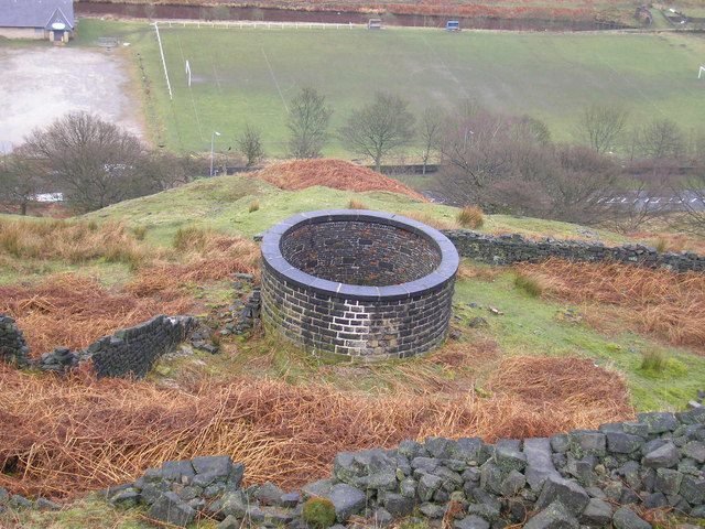 Summit Tunnel Ventilation Shaft. By John Illingworth, CC BY-SA 2.0, https://commons.wikimedia.org/w/index.php?curid=8975479